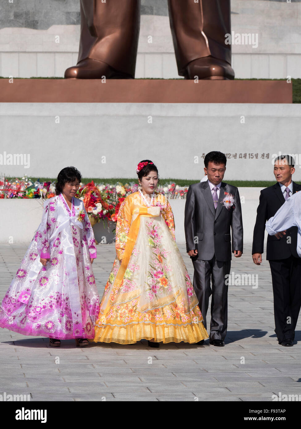 Brautmoden Paare am Mansudae-Monument, Pyongyang, Nordkorea, Asien Stockfoto