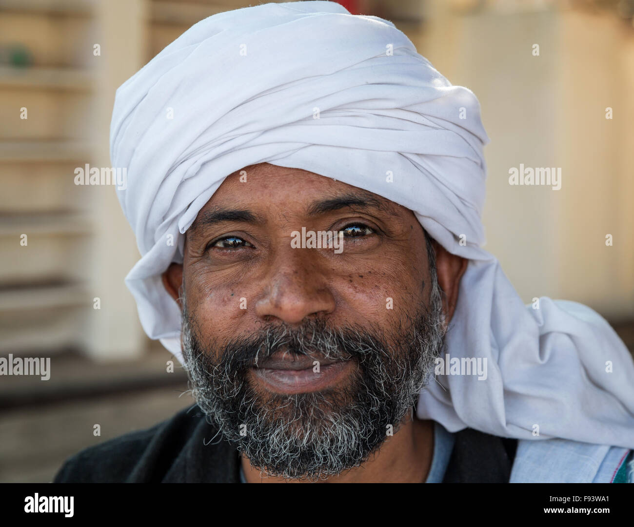 Sadhu mit einem weißen Turban, Pushkar, Rajasthan, Indien Stockfoto