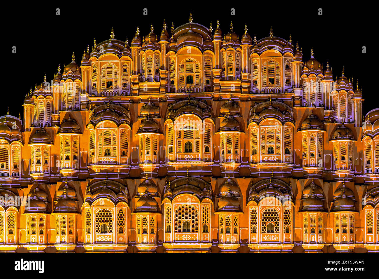 Nachtaufnahme von der Fassade des Hawa Mahal, Palast der Winde, Jaipur, Rajasthan, Indien Stockfoto