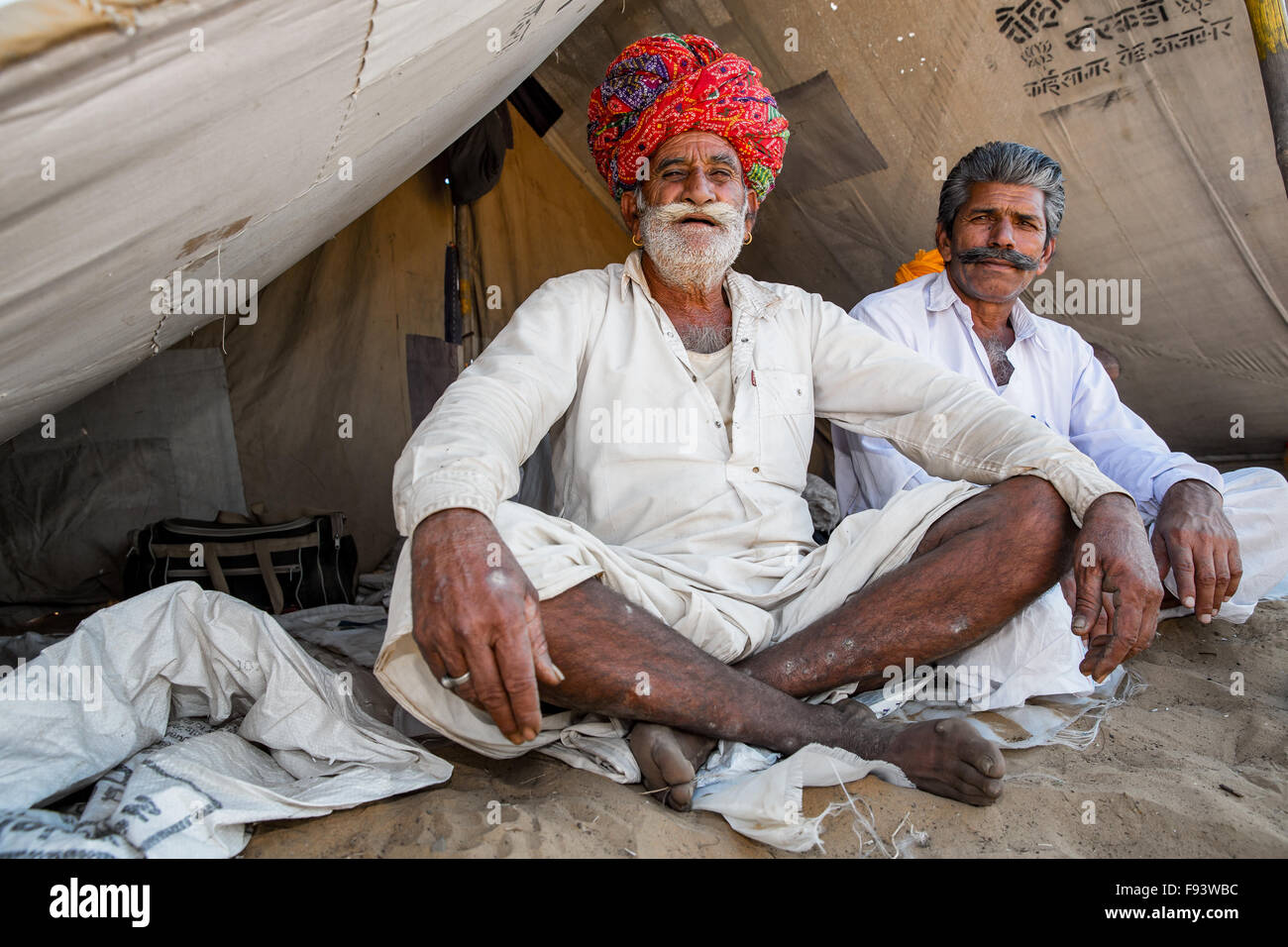 Zwei Männer aus Rajasthan tragen traditionelle Kleidung bei der Pushkar Mela Camel fair, Pushkar, Rajasthan, Indien Stockfoto