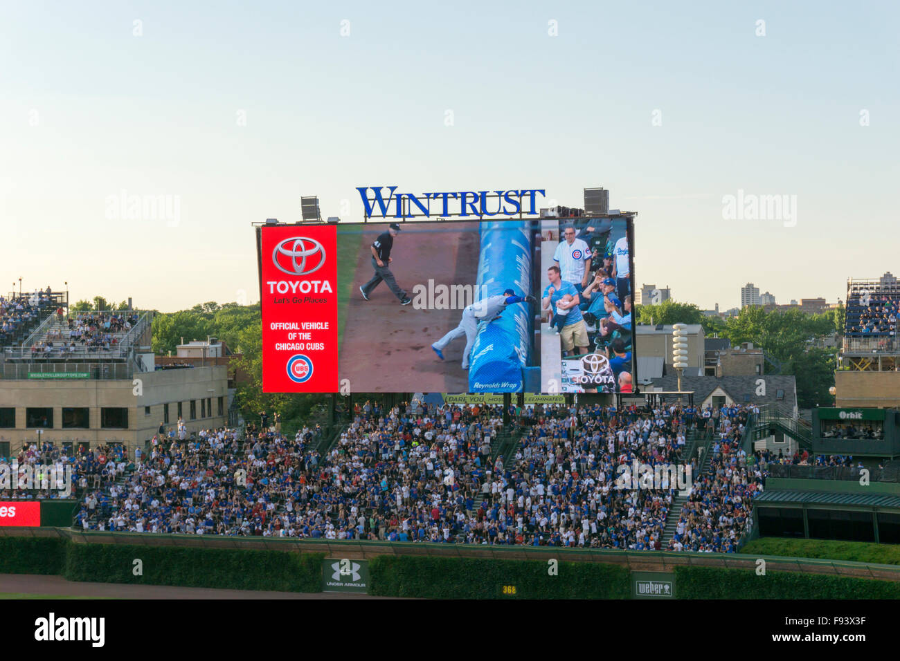 Replay Bildschirm Datensätze Moment Chicago Cubs Keith Hartley fan schlägt LA Dodgers Adrian Gonzalez Ball, während Sie mit einem Baby. Stockfoto