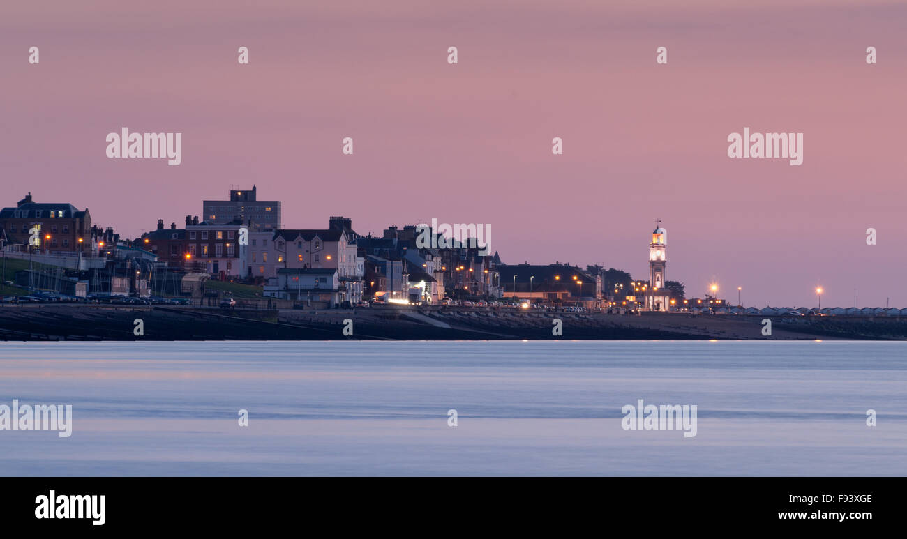 Herne Bay direkt am Meer an der Nordküste, Kent bei Einbruch der Dunkelheit beleuchtet. Stockfoto