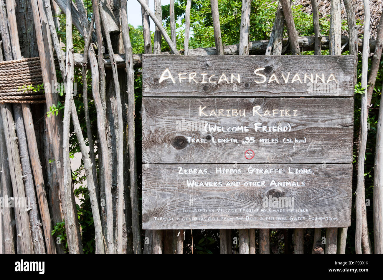 Ein Schild am Seattle Zoo berichtet, daß das afrikanische Dorf-Projekt durch einen Zuschuss von Bill & Melinda-Gates-Stiftung unterstützt wurde. Stockfoto