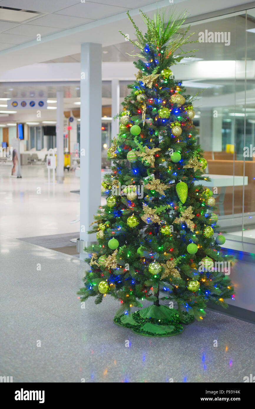 Weihnachtsbaum in leeren Flughafen Stockfoto
