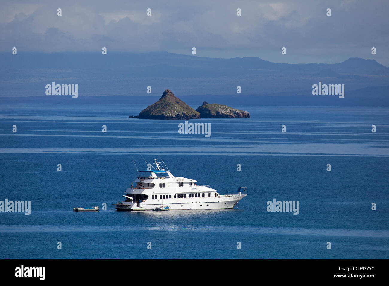 Das Boot ankerte in der Nähe der Insel Santa Cruz auf den Galapagos-Inseln Stockfoto