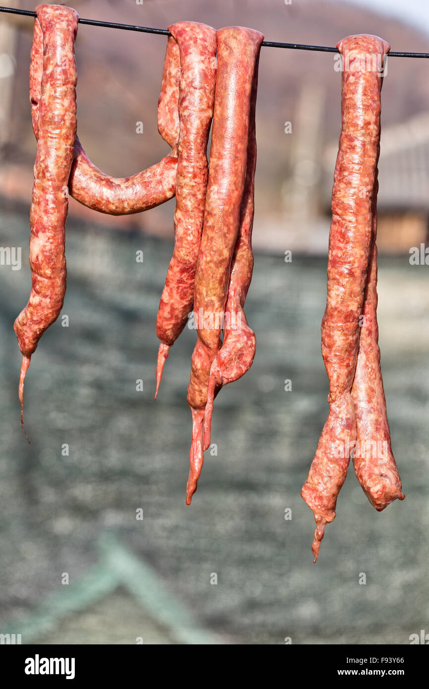 Rumänien-traditionelle Schweinswürstchen zum Trocknen aufhängen  Stockfotografie - Alamy