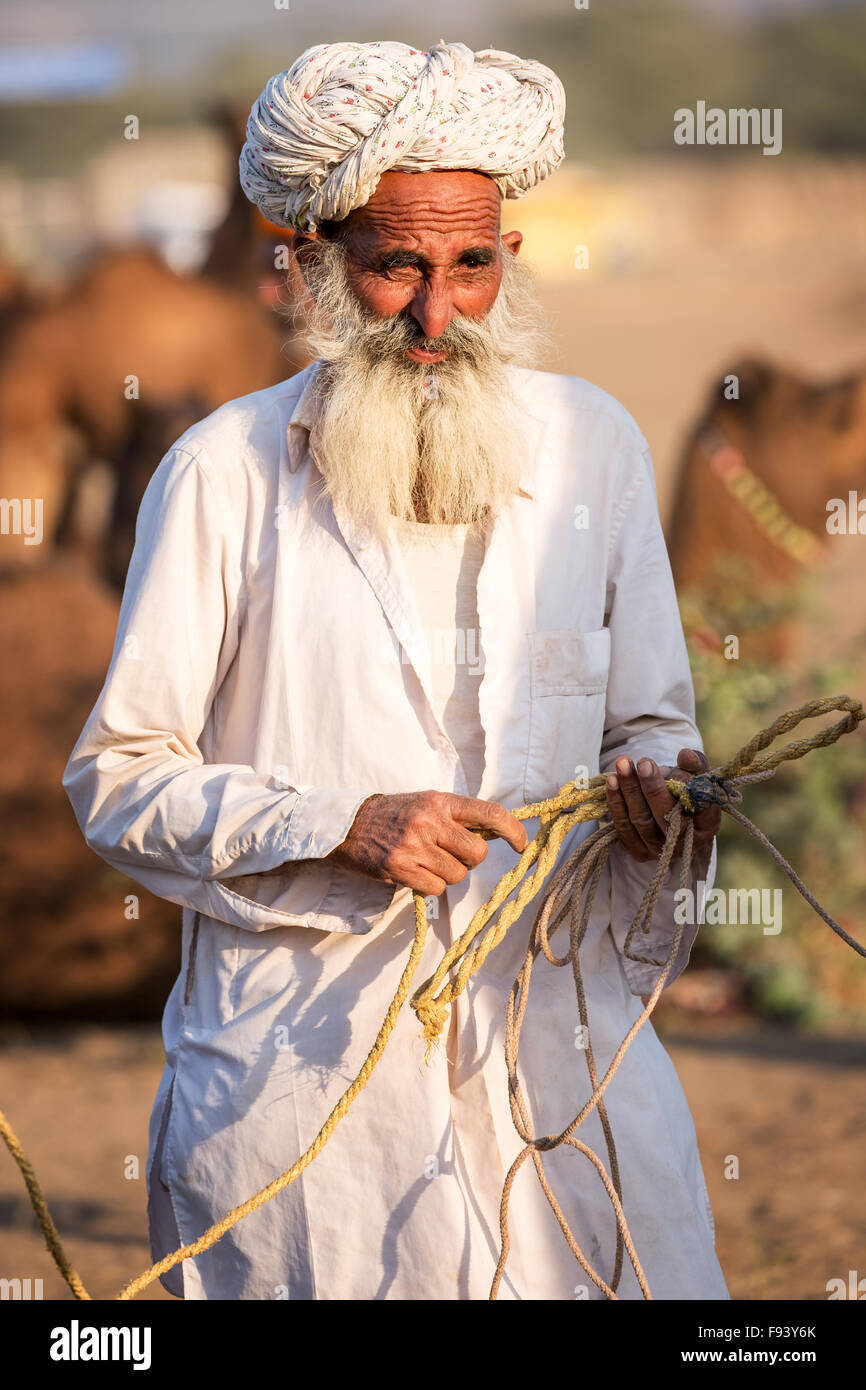 Rajasthani tragen traditionelle Kleidung an der Pushkar Mela (camel Fair), Pushkar, Rajasthan, Indien Stockfoto