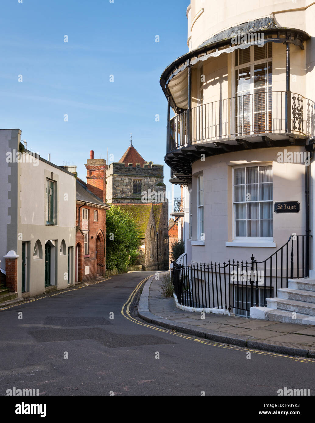 Eine Straße in Richtung St Clement Kirche in Old Town, Hastings, East Sussex. Stockfoto