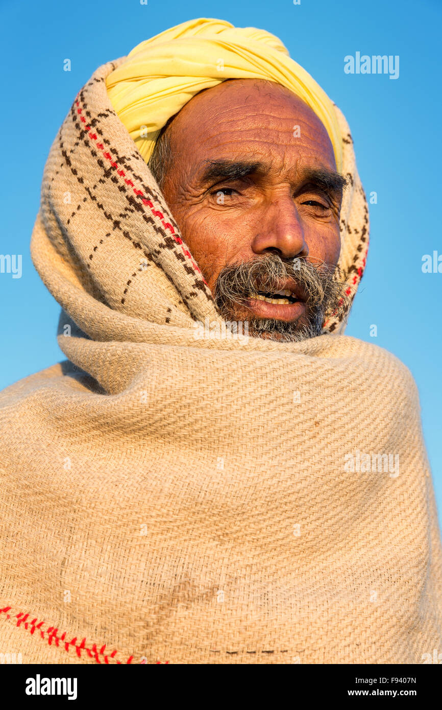 Porträt von einem senior Rajasthani und mit einem gelben Turban, Pushkar, Rajasthan, Indien Stockfoto