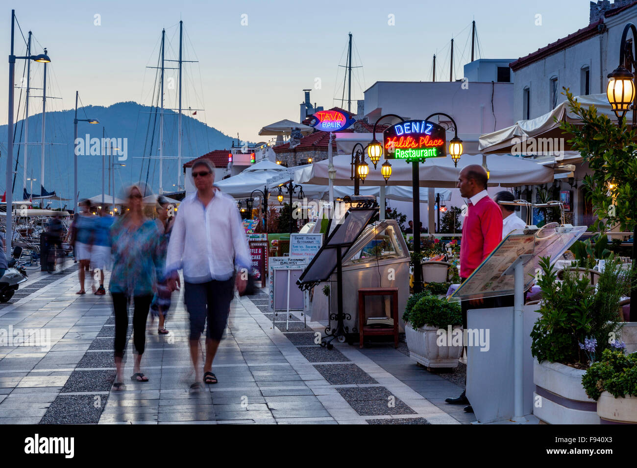 Touristen zu Fuß entlang der Strandpromenade in Marmaris, Provinz Mugla, Türkei Stockfoto