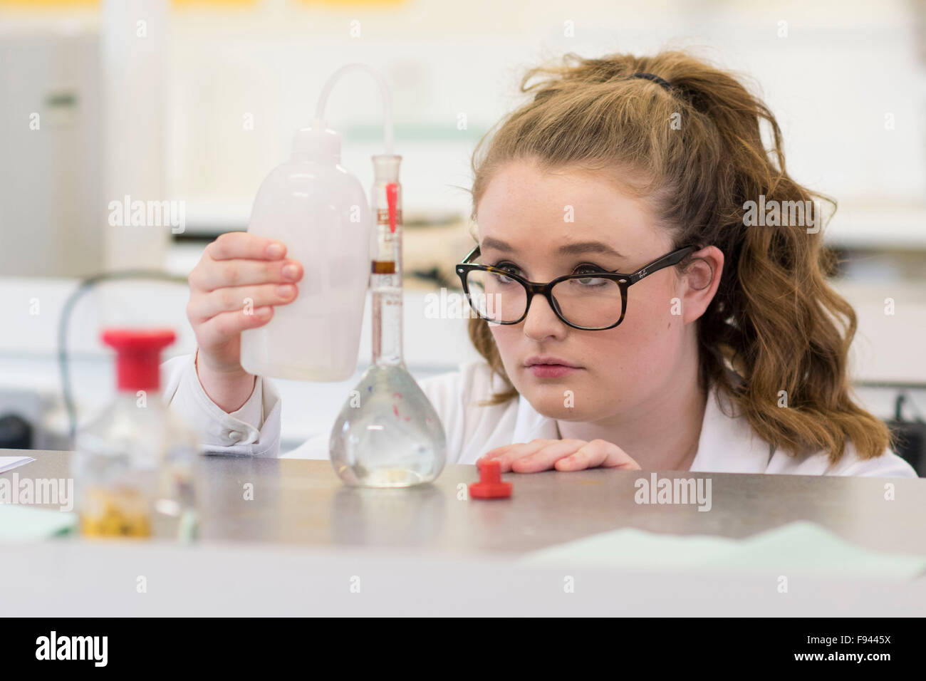 Chemie Biologie Gcse A Ebene Student praktische Arbeit in einem Labor. Stockfoto
