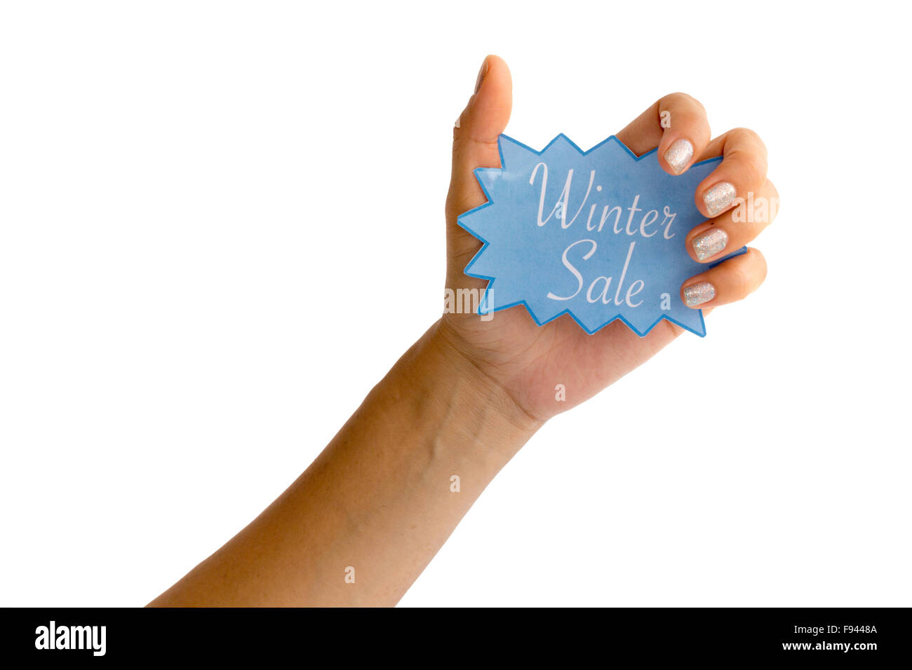 Zarte Frauenhand mit Silber Fingernägel mit einem blauen Winter Sale Schild Stockfoto