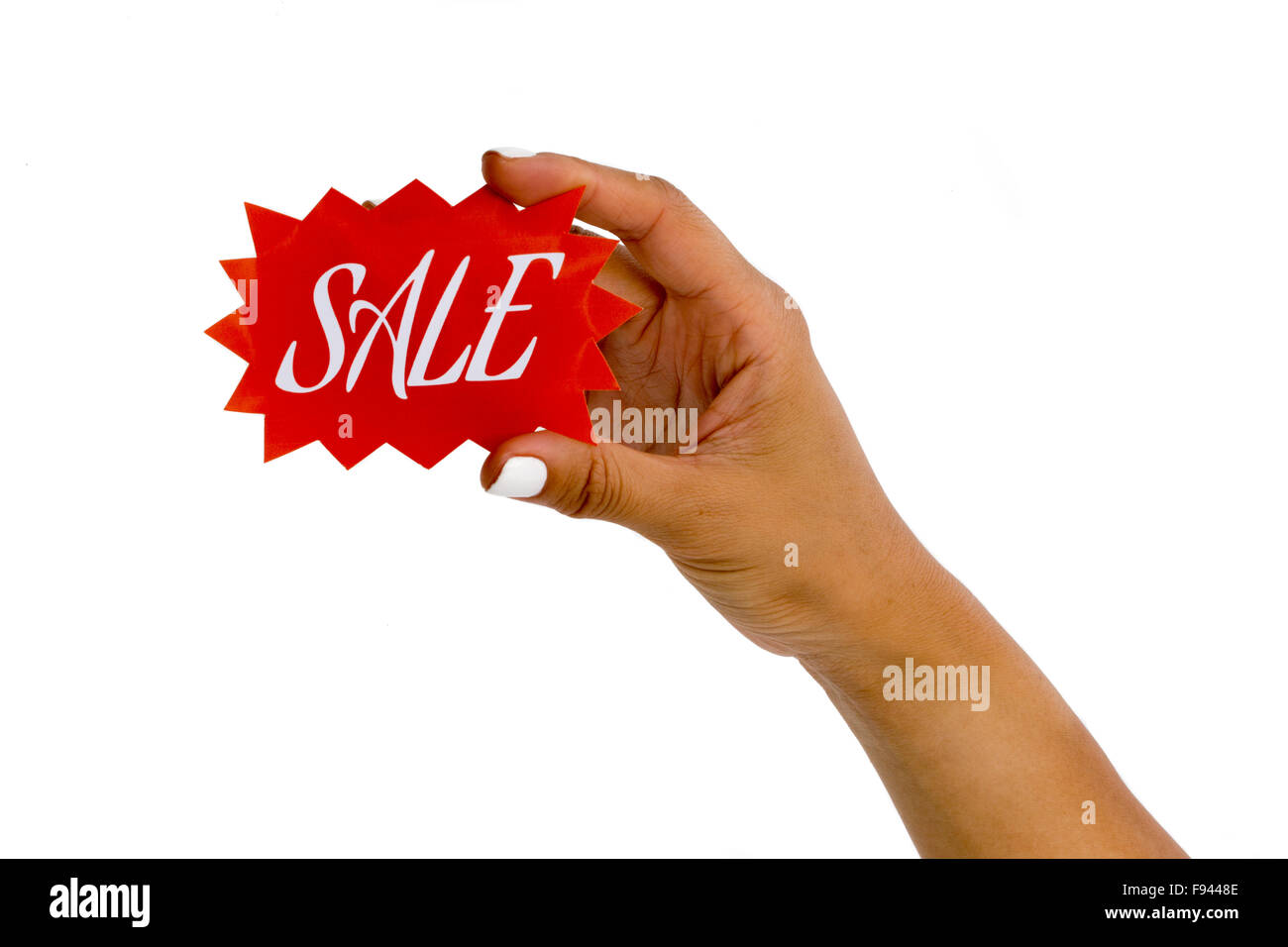 Zarte Frauenhand mit weiße Fingernägel mit einem roten Verkaufsschild Stockfoto