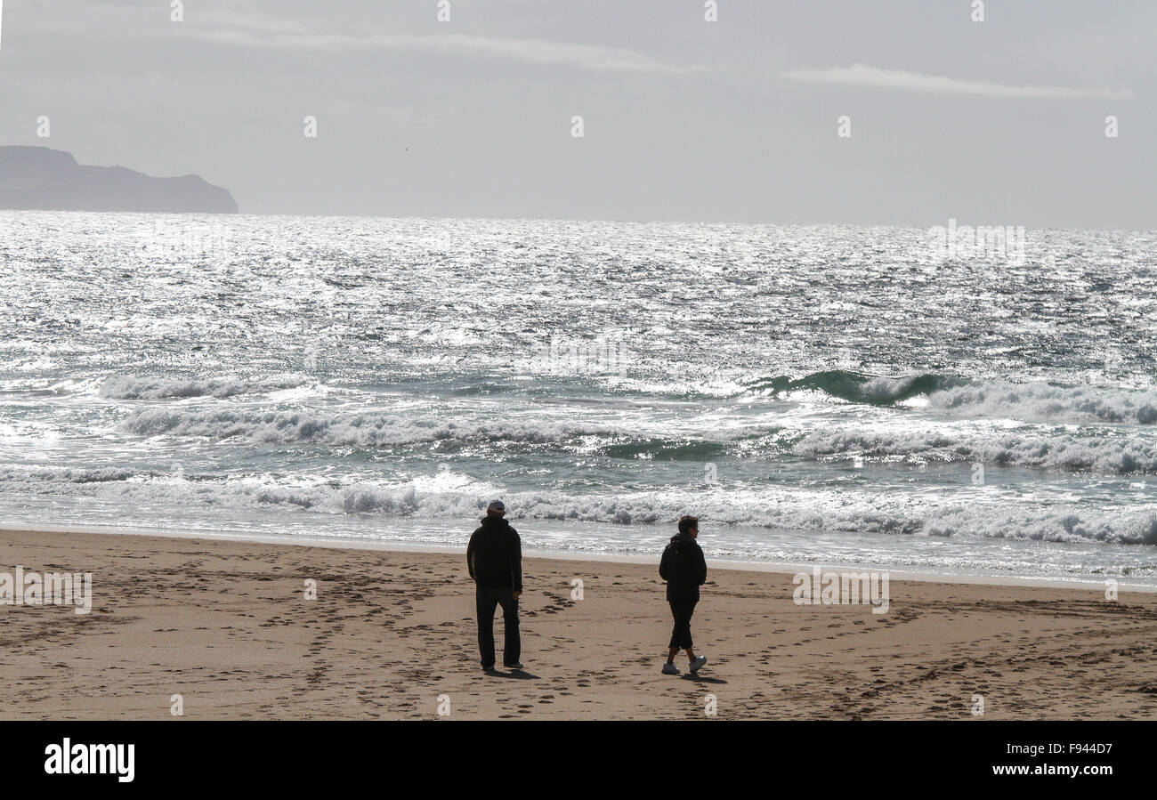 Zwei Leute auf einem Sandstrand in Irland - Coumeenoole Strand, Halbinsel Dingle in der Grafschaft Kerry, Irland Stockfoto