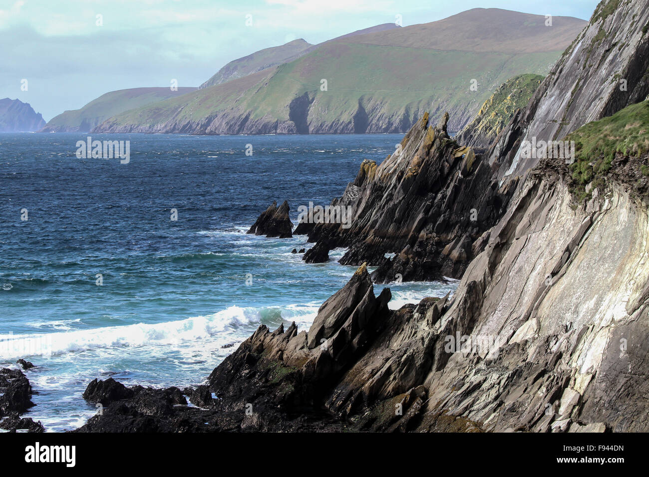 Die Westküste von Irland - Felsen bei Dunmore Head auf der Dingle Halbinsel mit dem Blasket Inseln im Hintergrund. Stockfoto