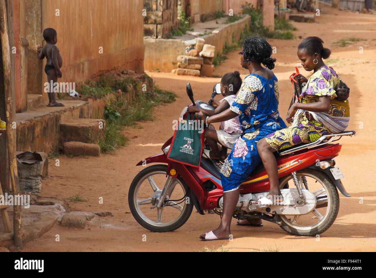 Frauen und Kinder auf dem Motorrad, Abomey, Benin Stockfoto