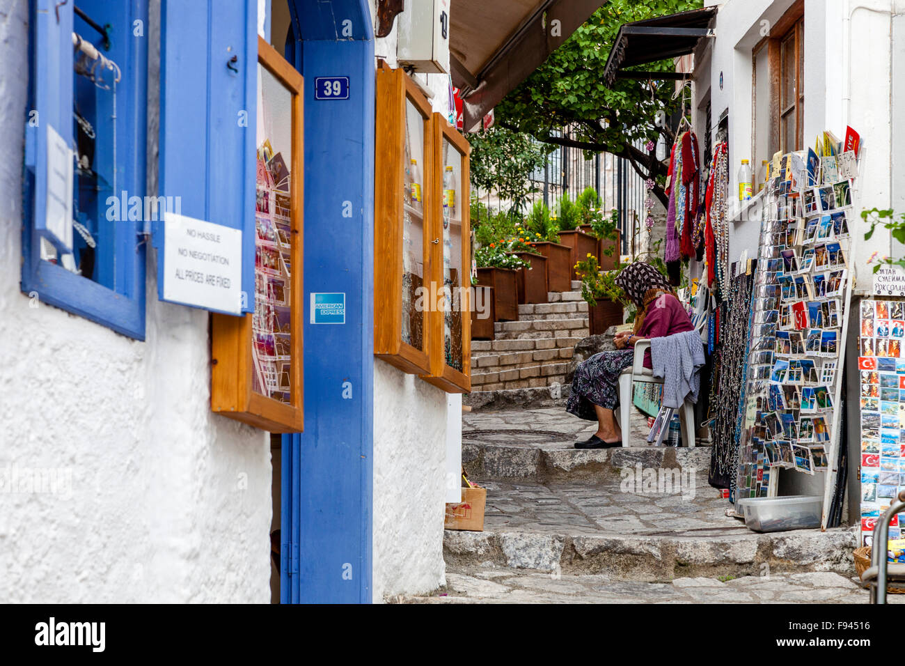 Eine ältere türkische Frau draußen ein Souvenir-Shop, Altstadt von Marmaris, Marmaris, Türkei Stockfoto