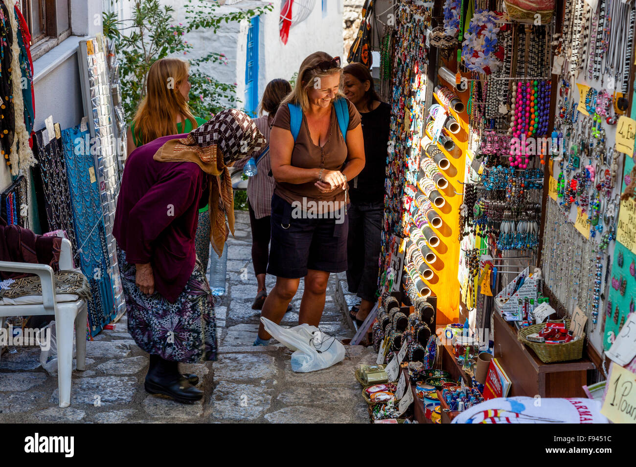 Touristen kaufen Souvenirs aus ein Geschenk-Shop In der alten Stadt von Marmaris, Provinz Mugla, Türkei Stockfoto