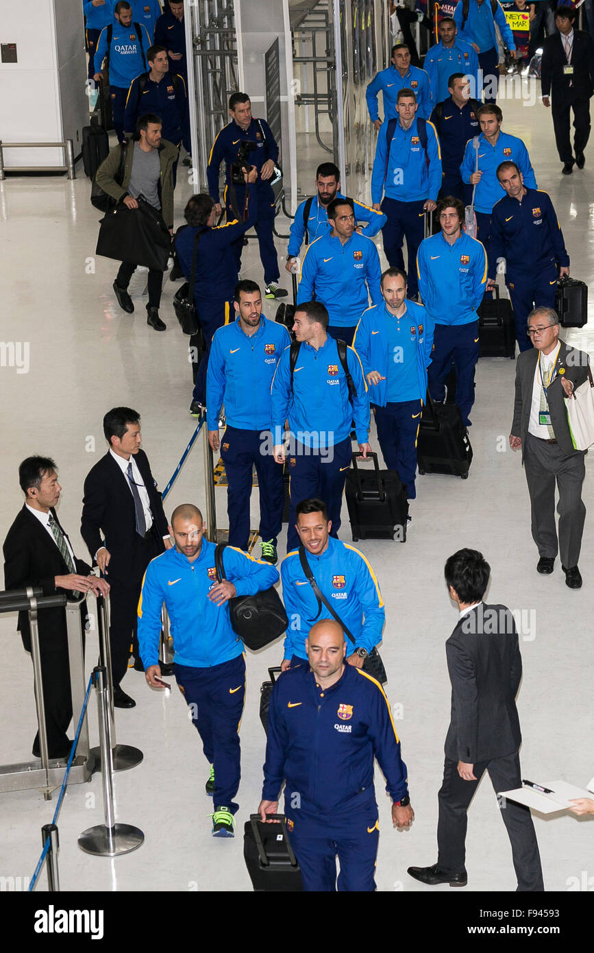 Narita, Japan. 14. Dezember 2015. FC Barcelona Fußball-Nationalmannschaft am Narita International Airport am 14. Dezember 2015, Narita, Japan ankommen. Große Menschenmengen versammelten sich im Ankunftsbereich des Flughafen Tokio-Narita, die FC Barcelona-Fußball-Team-Mitglieder begrüßen, die in der FIFA Club World Cup Japan 2015 spielen wird. Bildnachweis: Rodrigo Reyes Marin/AFLO/Alamy Live-Nachrichten Stockfoto