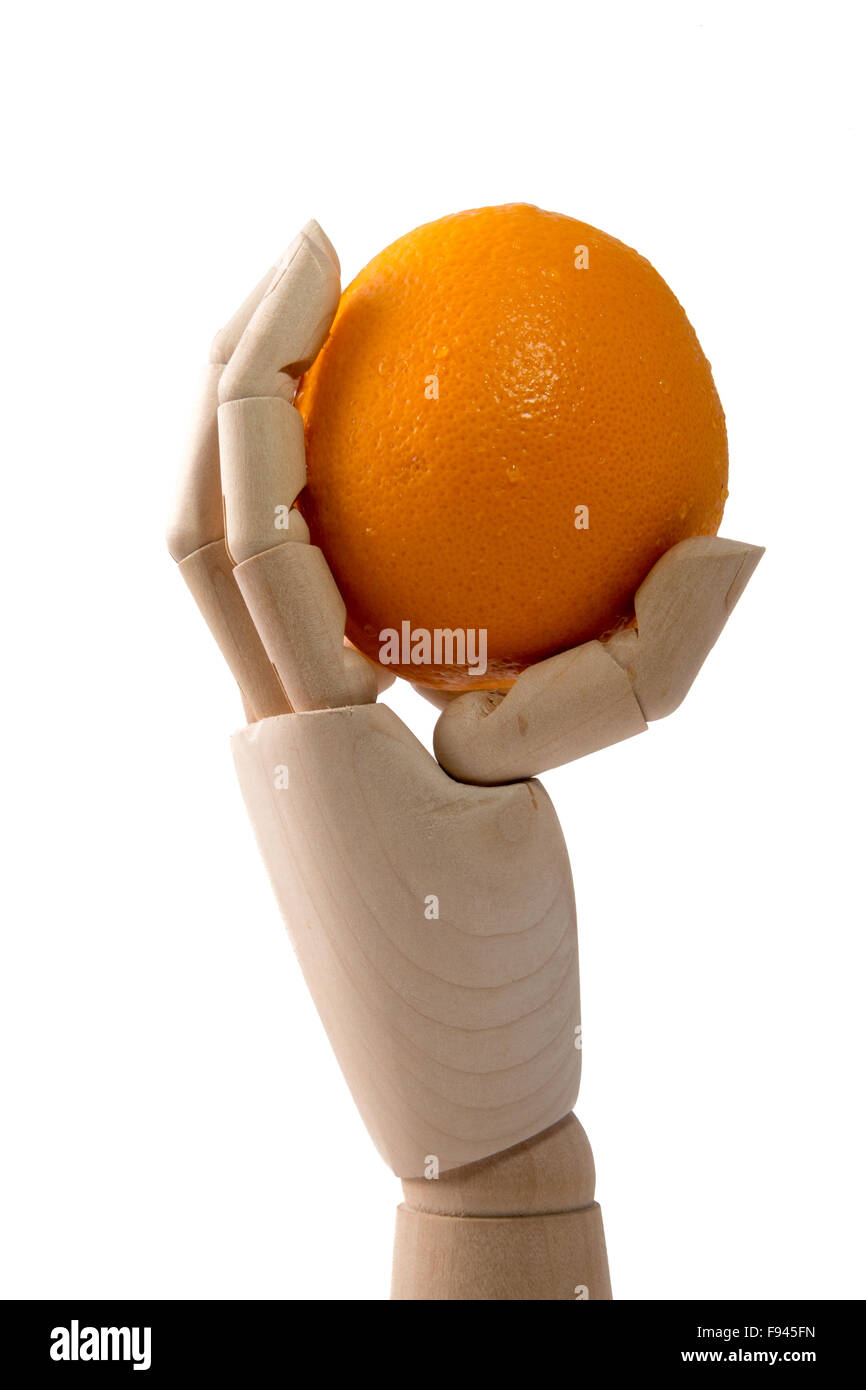 Hölzerne Hand hält eine Orange auf weißem Hintergrund, Konzept für Süßstoff Stockfoto