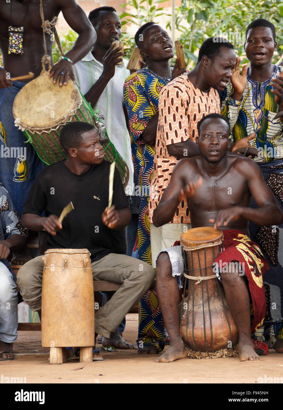 Musik und Gesang bei einer Zeremonie Voodoo (Voodoo) für Gambada Göttlichkeit, Dorf in der Nähe von Abomey, Benin Stockfoto