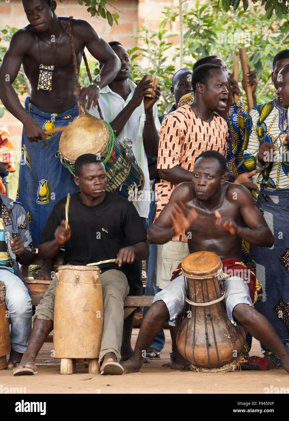 Musik und Gesang bei einer Zeremonie Voodoo (Voodoo) für Gambada Göttlichkeit, Dorf in der Nähe von Abomey, Benin Stockfoto