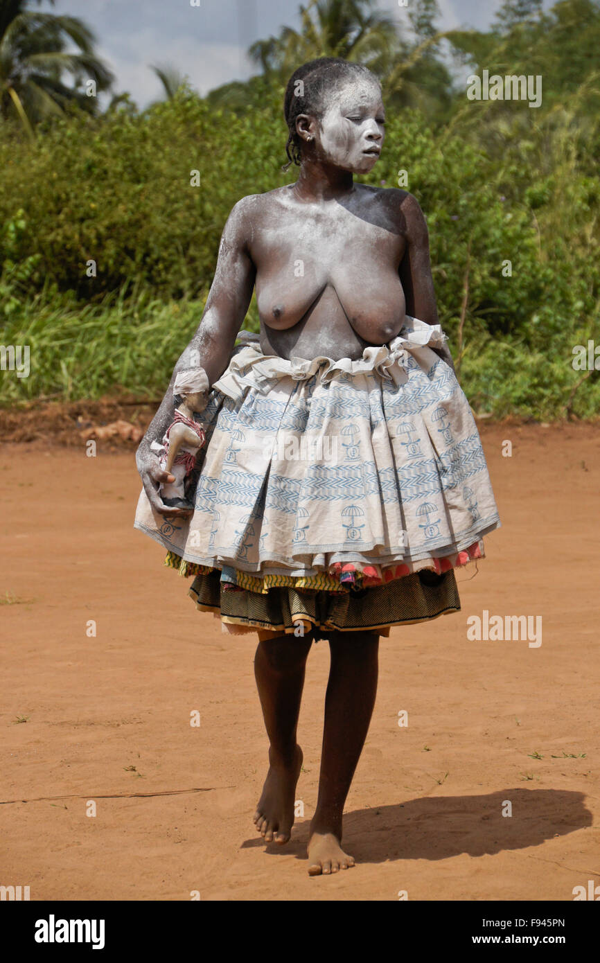 Voodoo (Voodoo) Zeremonie für Gambada Göttlichkeit, wo diese Frau von einem Geist, Dorf in der Nähe von Abomey, Benin besessen ist Stockfoto