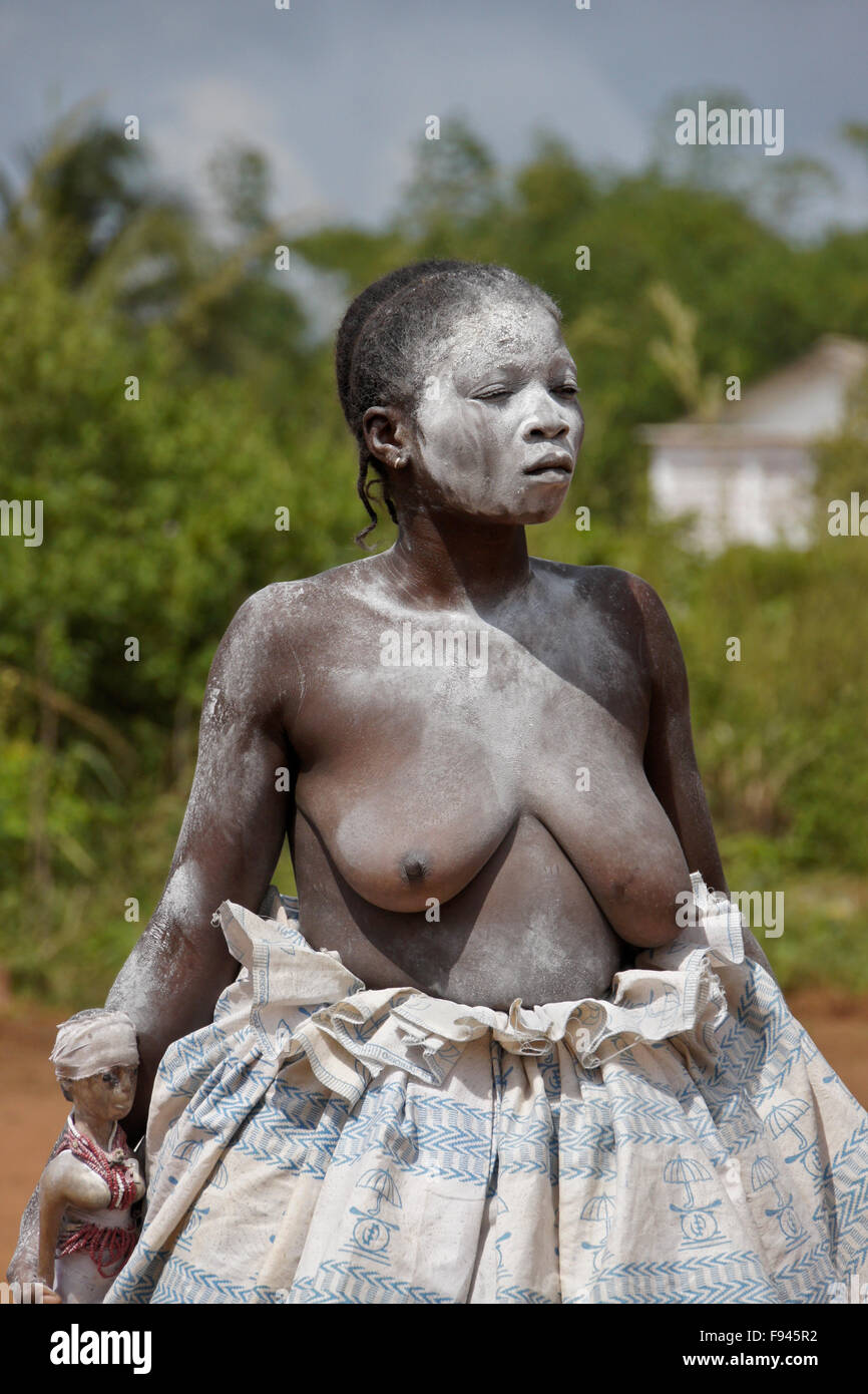 Voodoo (Voodoo) Zeremonie für Gambada Göttlichkeit, wo diese Frau von einem Geist, Dorf in der Nähe von Abomey, Benin besessen ist Stockfoto