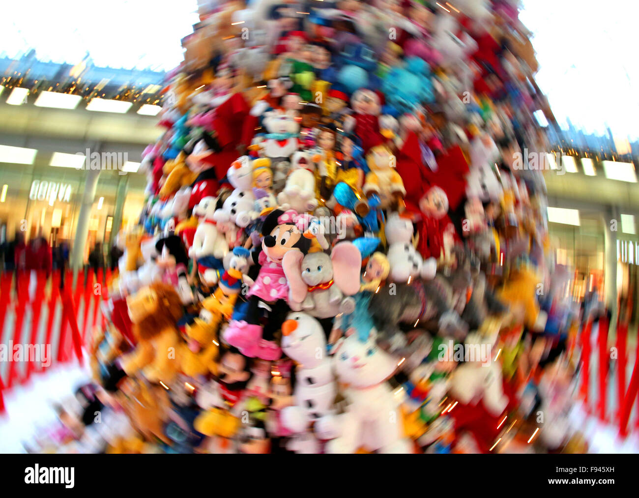 London, UK. 11. Dezember 2015. Foto aufgenommen am 11. Dezember 2015 zeigt einen Weihnachtsbaum bestehend aus Disney Spielzeug in St. Pancras International Station in London, Großbritannien. © Han Yan/Xinhua/Alamy Live-Nachrichten Stockfoto