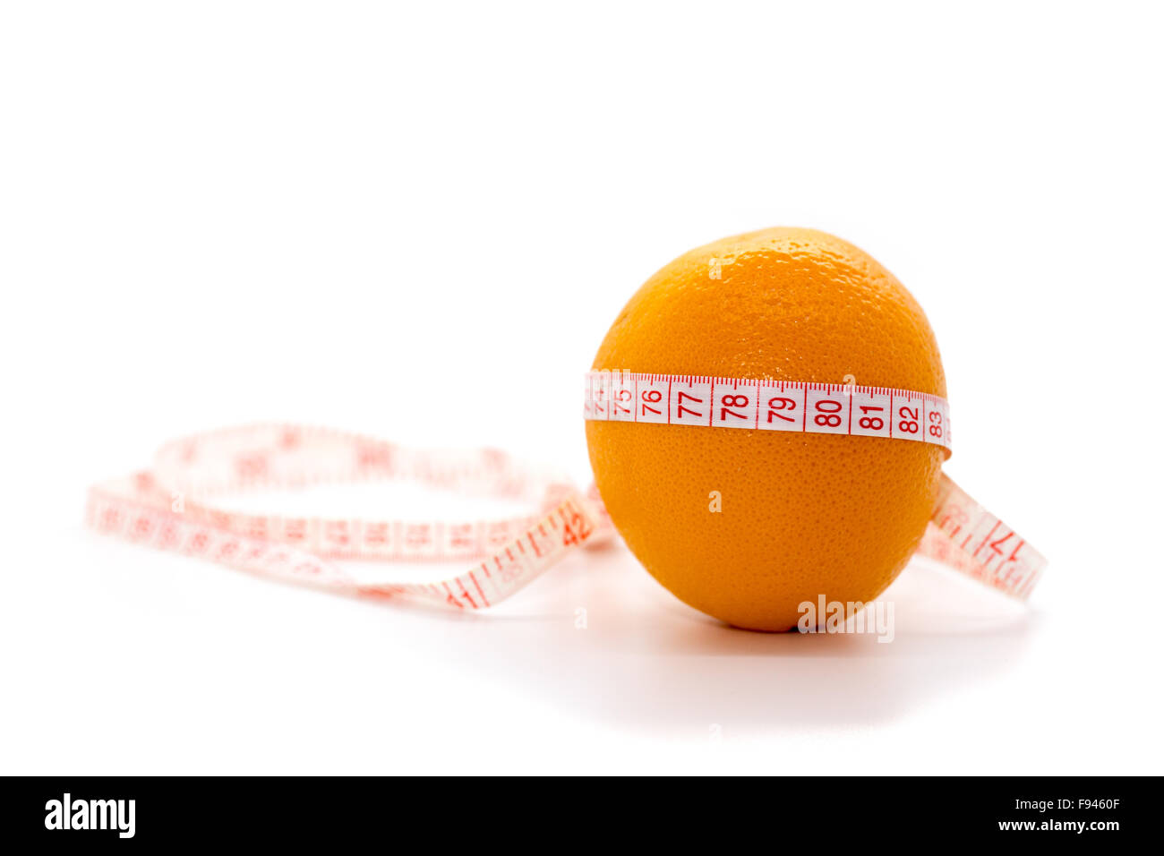 Orange mit Maßband um auf weißem Hintergrund Stockfoto