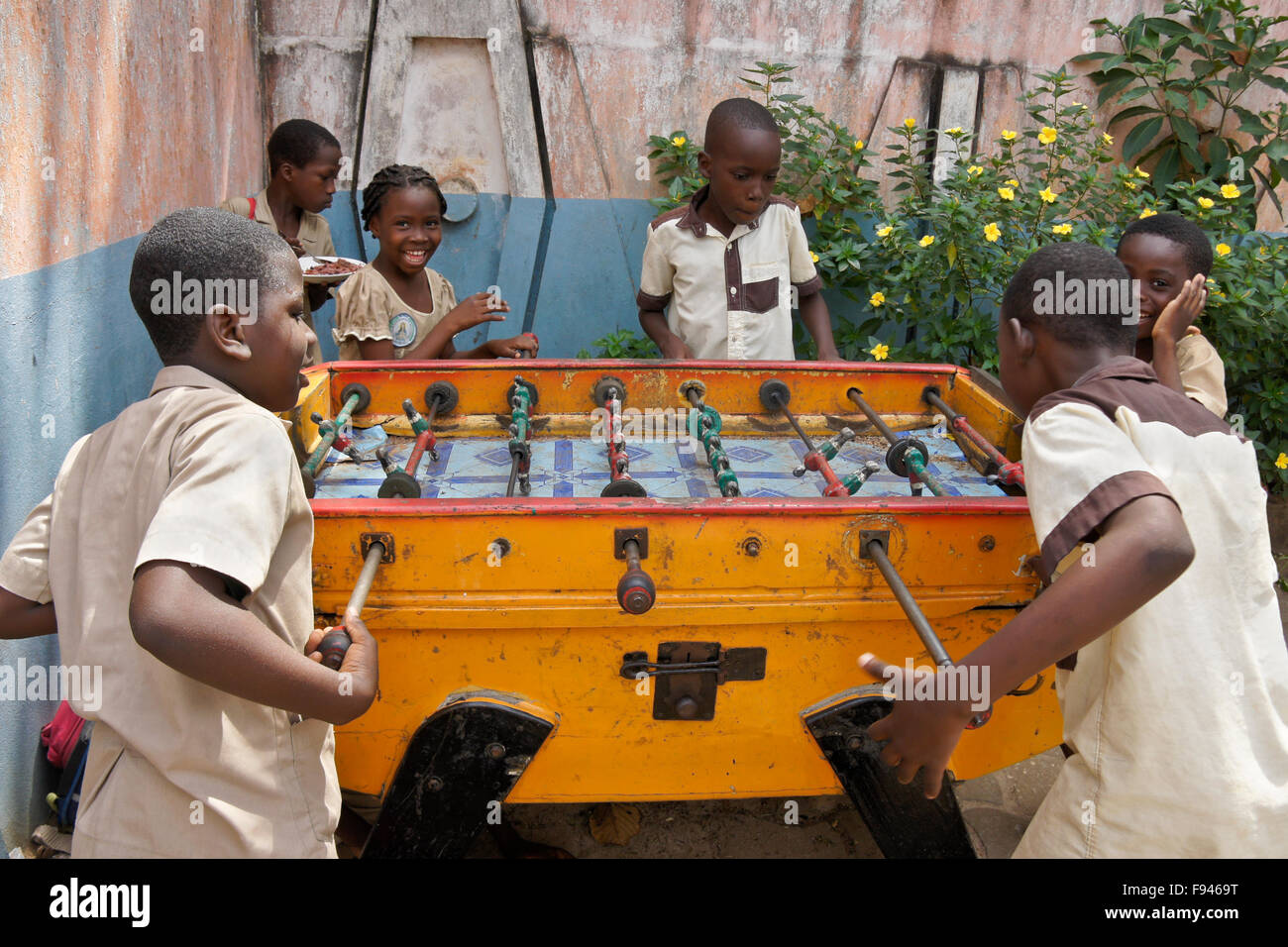Kinder spielen im Freien, Tischfußball Ouidah, Benin Stockfoto