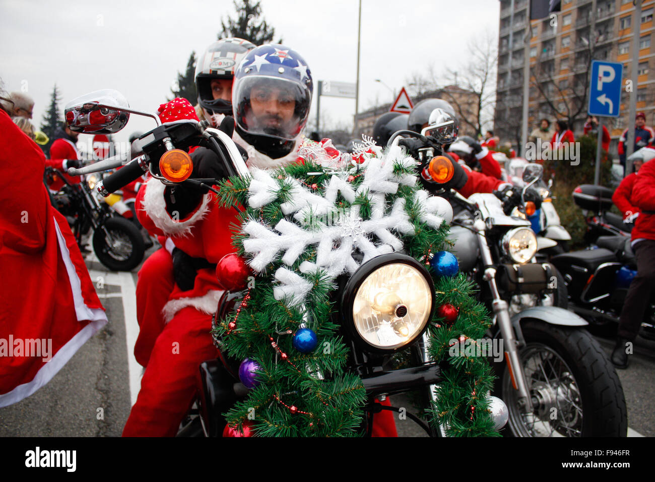 Copricasco Moto Babbo Natale In Peluche – Universale, Fodera Morbida – Divertente Accessorio Natalizio