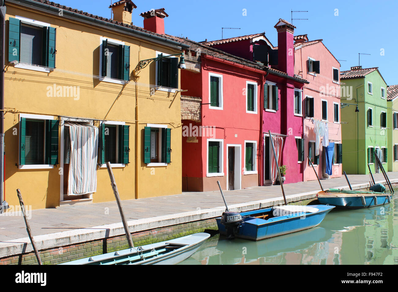 Farbige Häuserzeile neben einem Kanal in Murano, Italien Stockfoto
