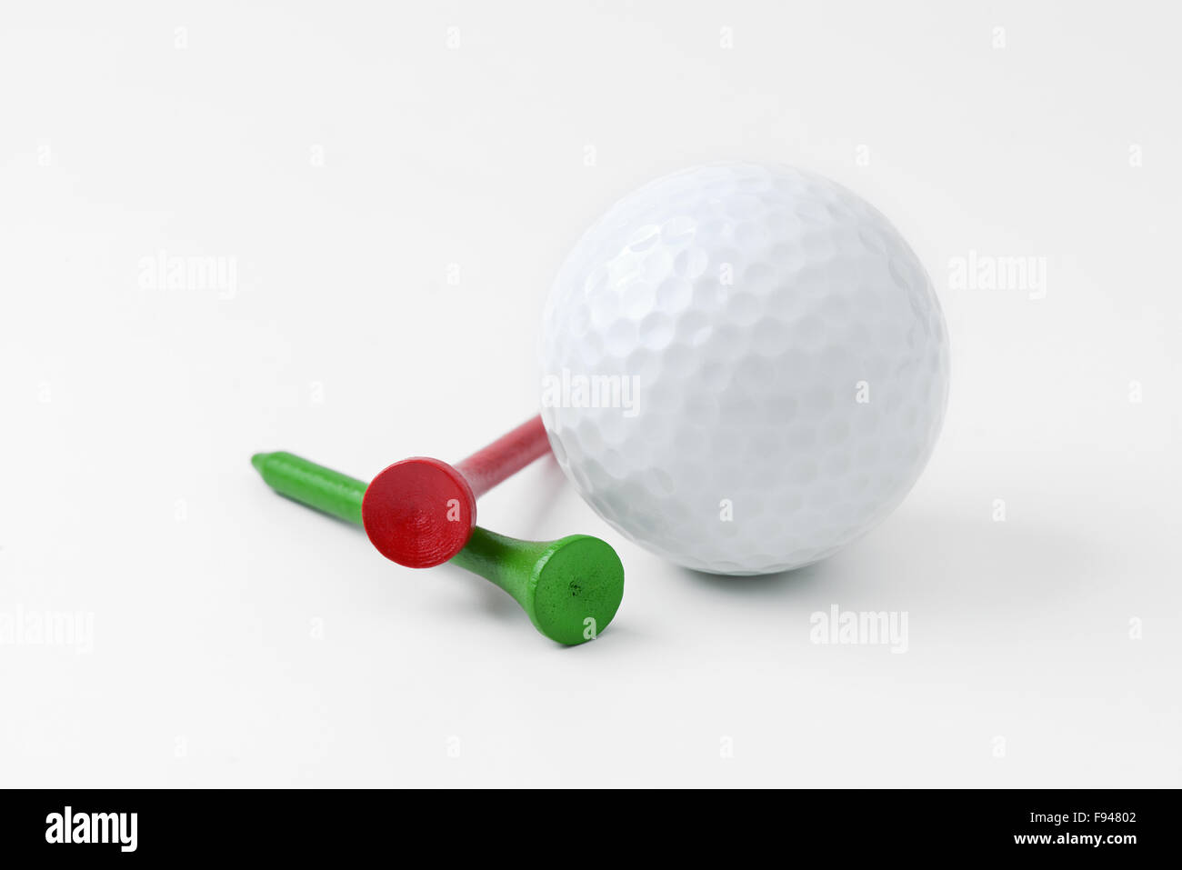 Golfball und Abschlag auf weißem Hintergrund Stockfoto