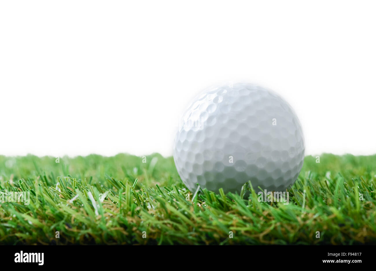 Golfball auf der grünen Wiese Stockfoto