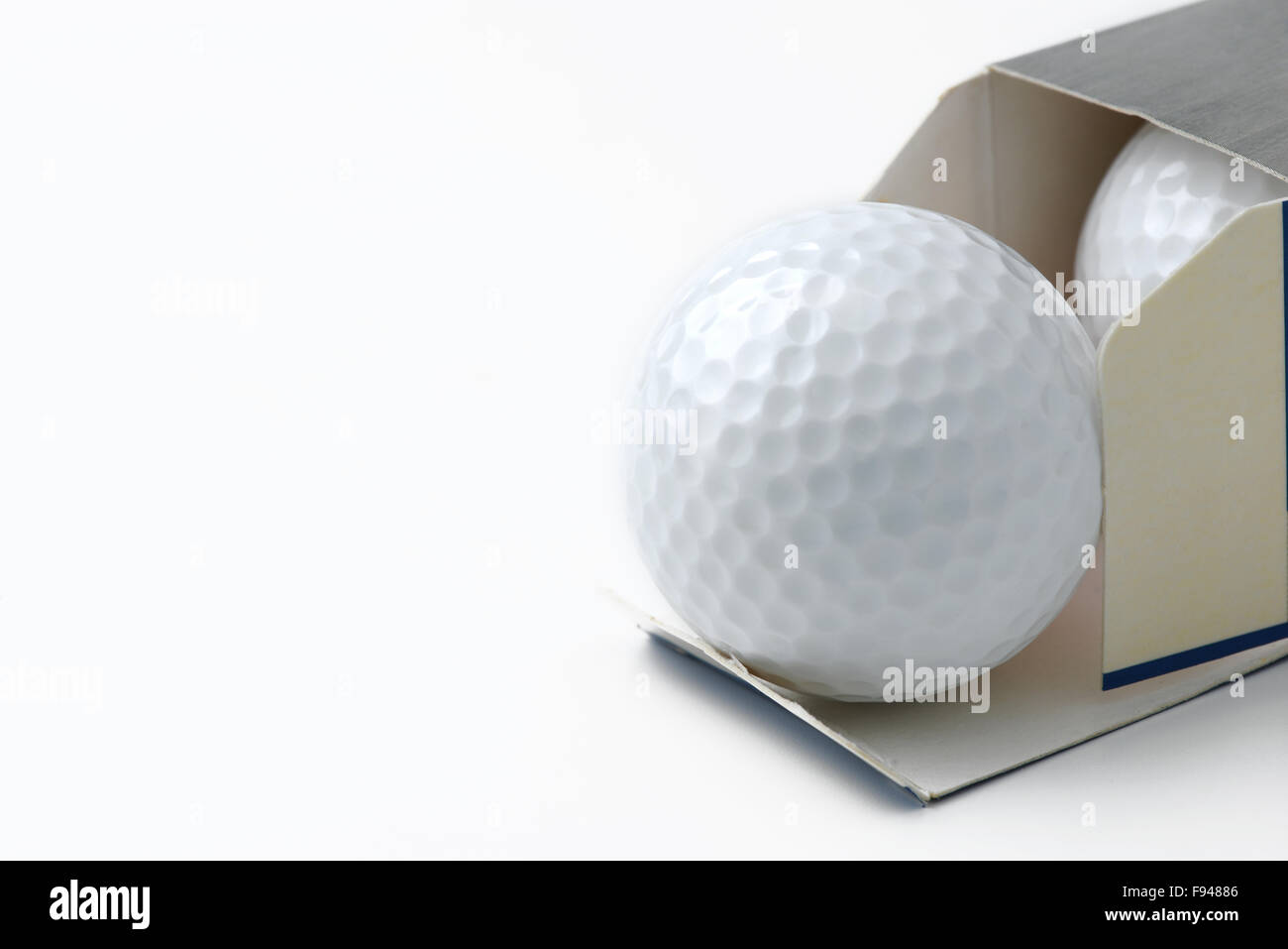 Öffnen Sie neue Golfball aus Karton Stockfoto