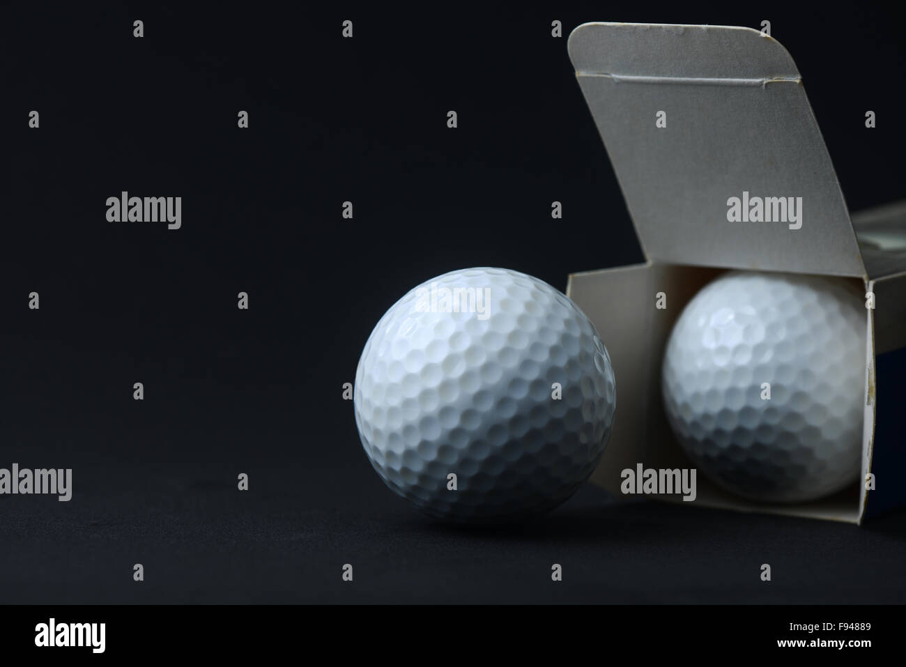 Öffnen Sie neue Golfball aus Karton Stockfoto
