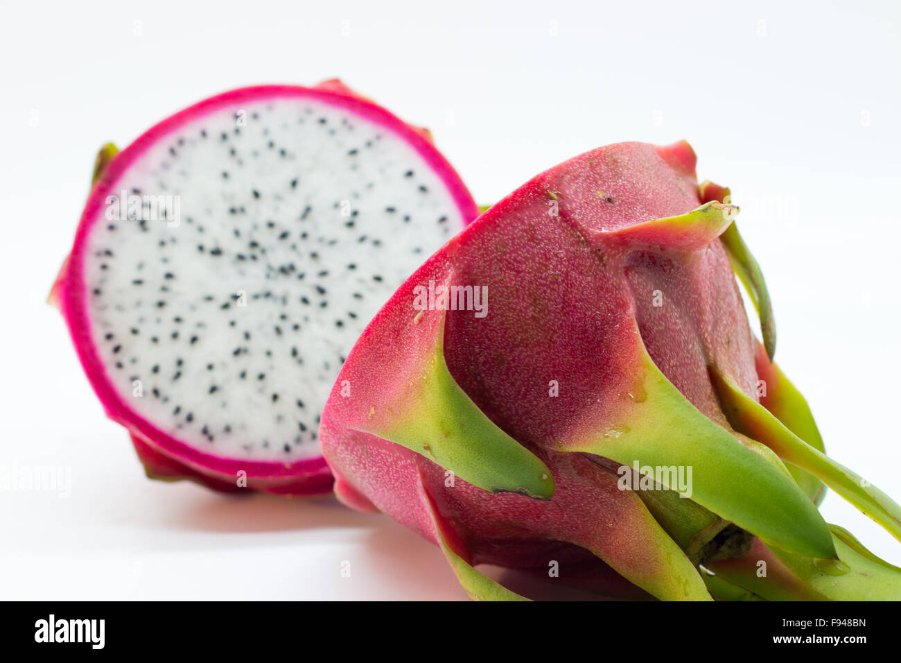 Drachenfrucht in zwei Hälften geschnitten Stockfoto