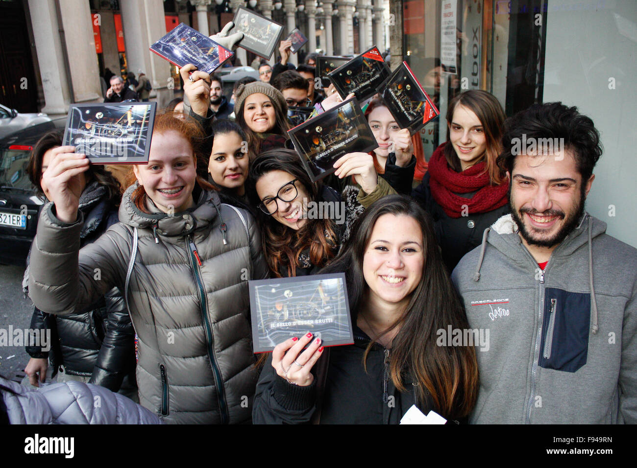 Turin, Italien. 13. Dezember 2015. Dutzende von Fans für italienischen Rapper J.Ax in der Buchhandlung Mondadori, wo er sein Album Sonderedition signiert, mit dem Titel "Il Bello d'esser Brutti Multiplatinum-Edition". © Elena Aquila/Pacific Press/Alamy Live-Nachrichten Stockfoto