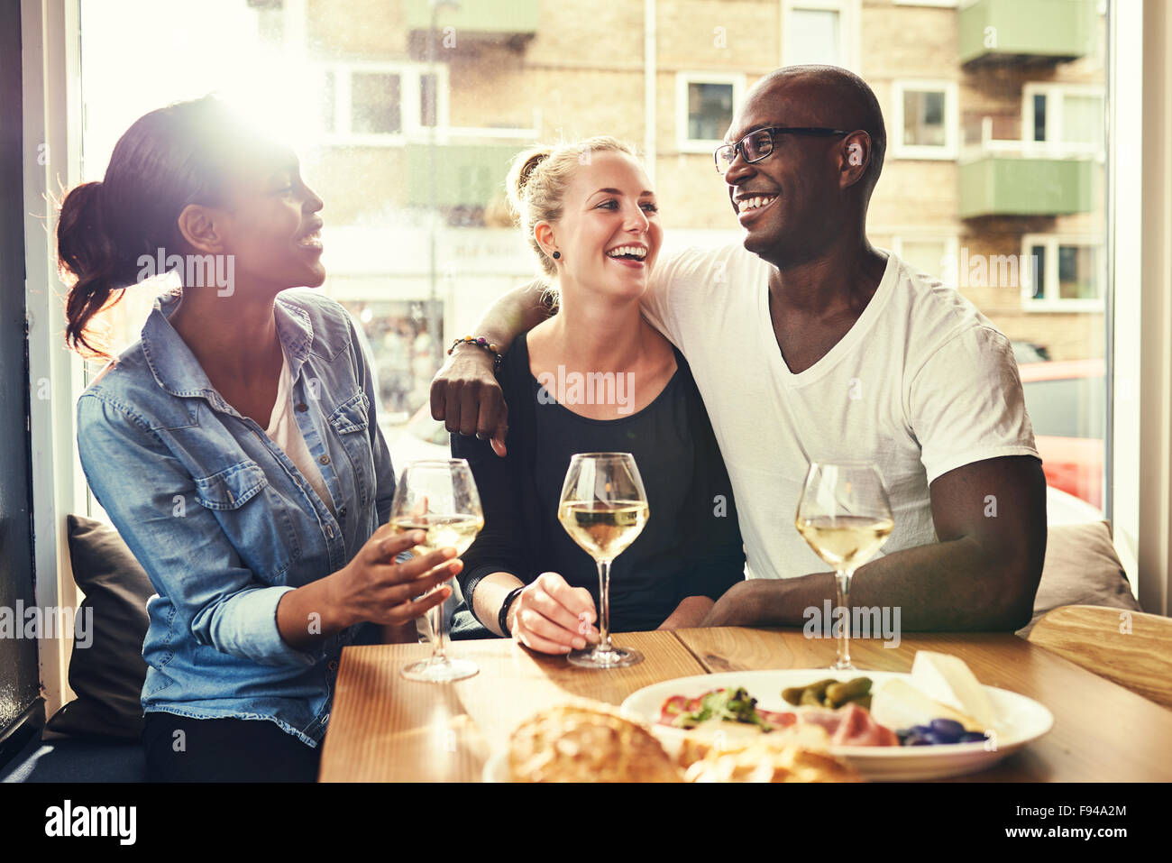 Multi rassische paar mit einer Afro amerikanische Freundin Essen Stockfoto