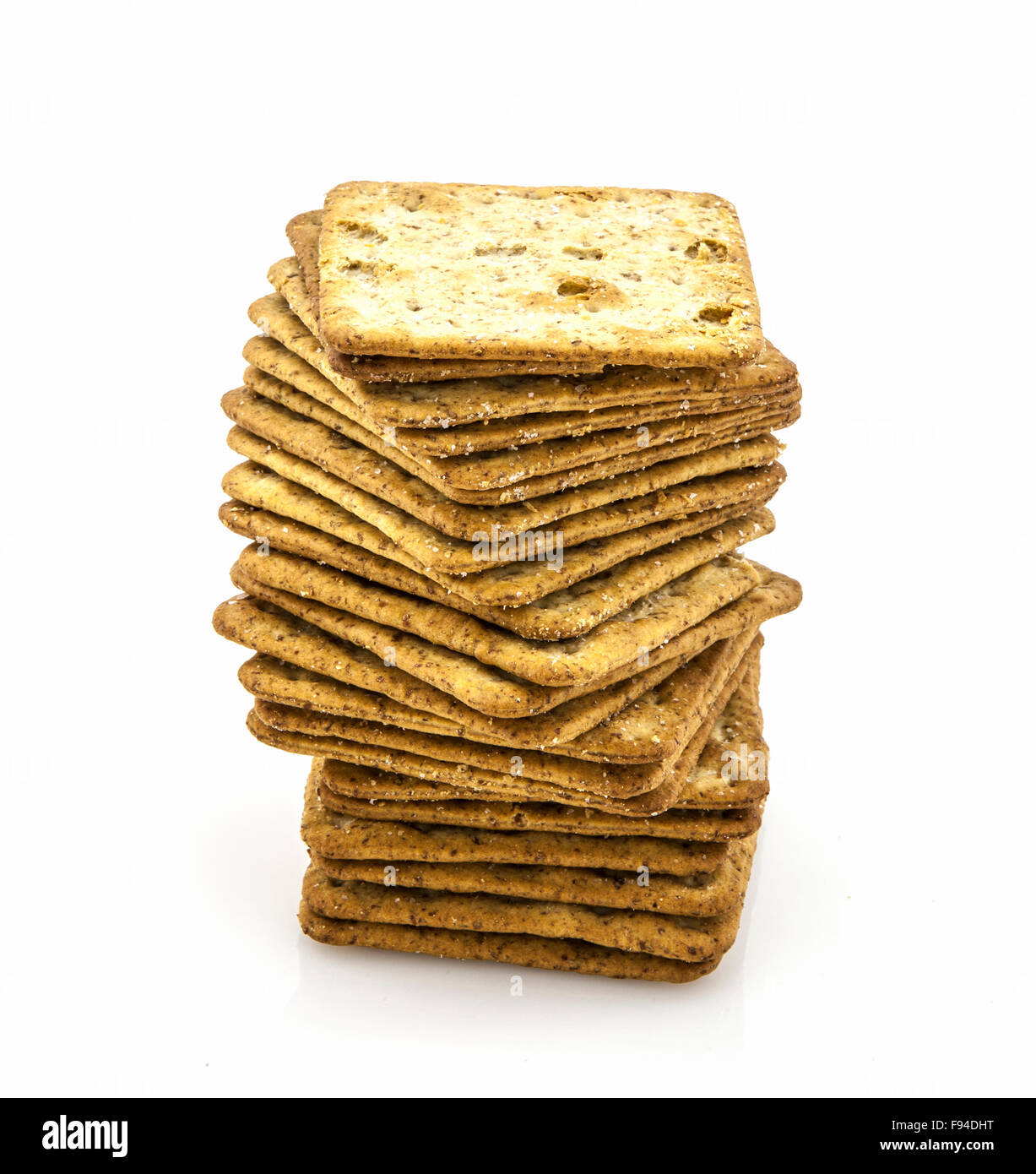 Cracker-Stack auf weißem Hintergrund Stockfoto
