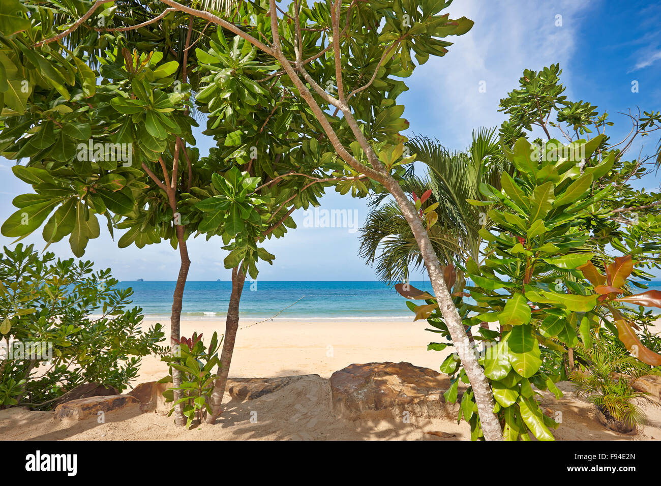 Ansicht der Klong Muang Beach, die durch die Bäume an einem sonnigen Tag. Der Provinz Krabi, Thailand. Stockfoto