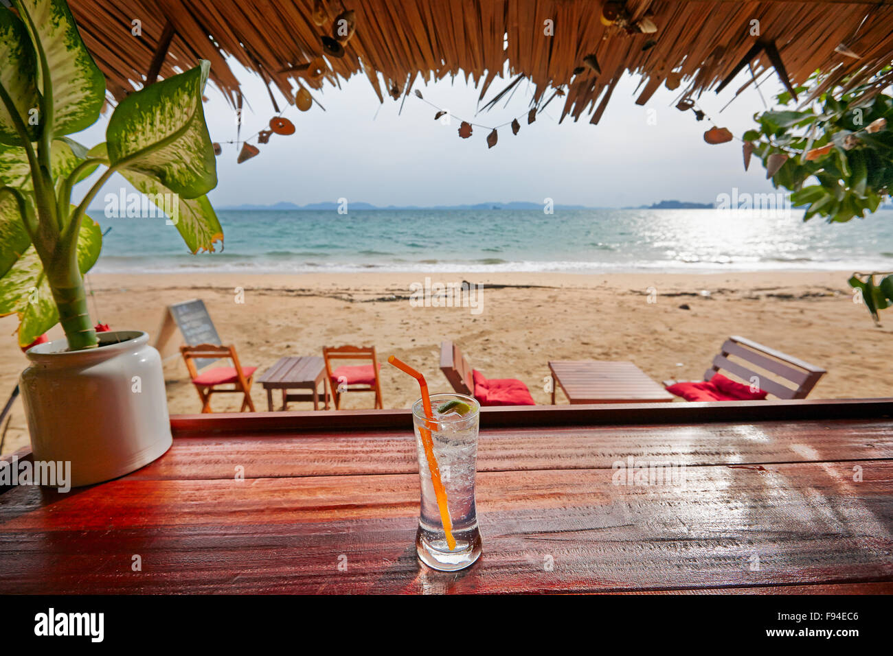 Longdrinkglas mit Gin und Tonic Drink auf einem Tisch in einer Strandbar. Klong Muang Beach, Provinz Krabi, Thailand. Stockfoto