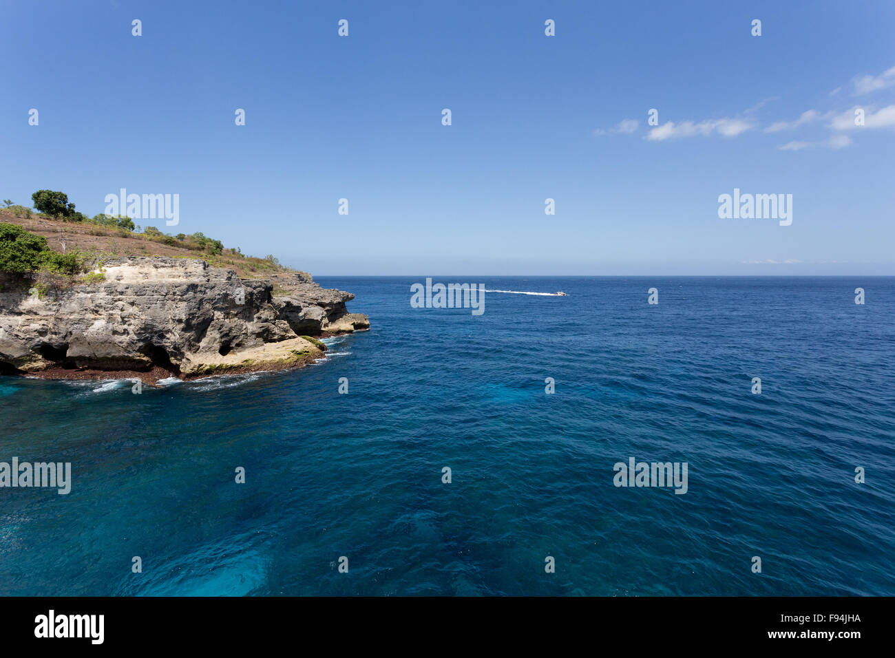 Traum-Küste auf Bali, in der Nähe von berühmten Diving Manta Point platzieren, Nusa Penida mit blauem Himmel Stockfoto