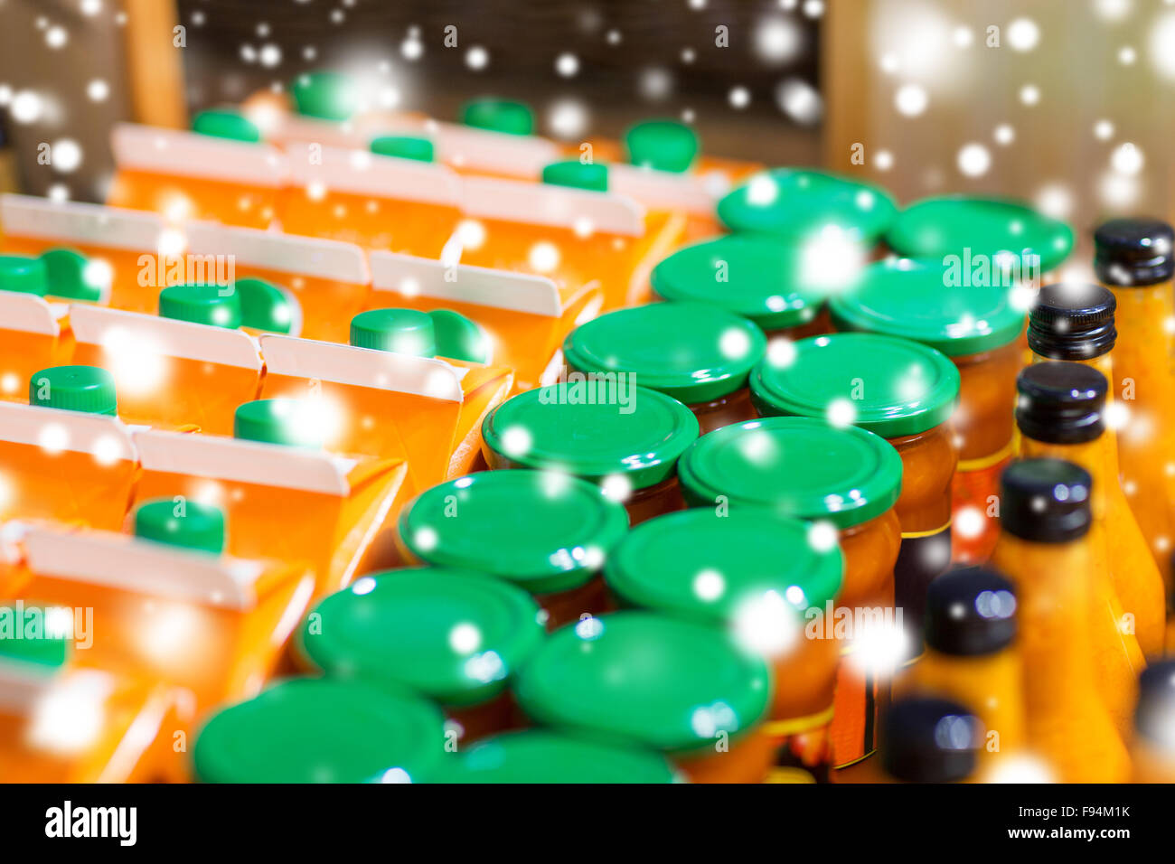 Gläser und Flaschen mit Öko-Essen im Bio-Markt Stockfoto