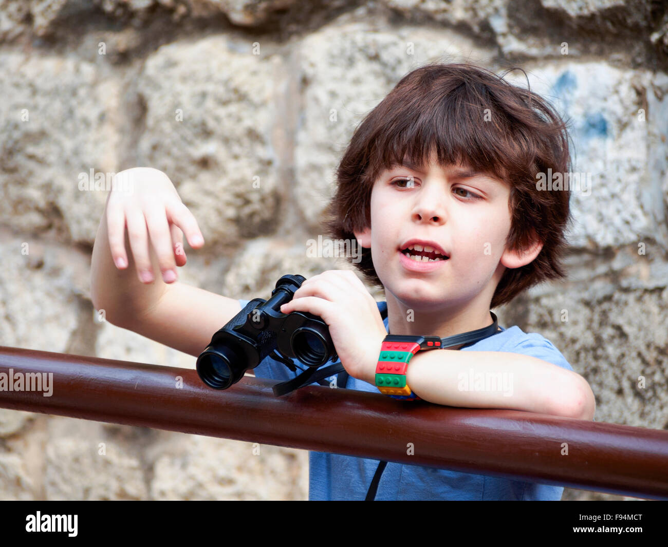Junge Vogelbeobachter ein Junge von sieben mit einem Fernglas Stockfoto