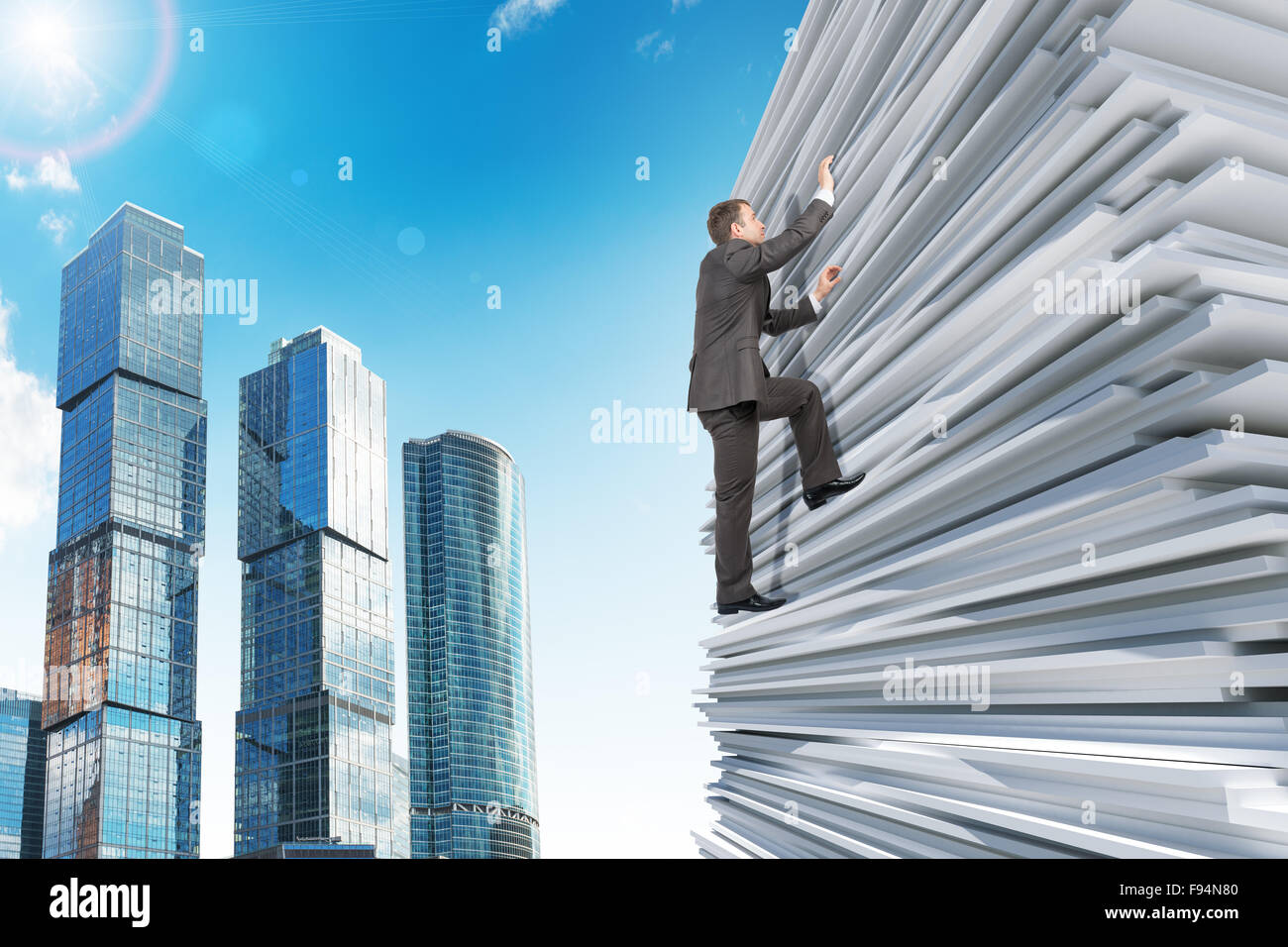 Geschäftsmann, Klettern auf einem riesigen Stapel von Papier Stockfoto