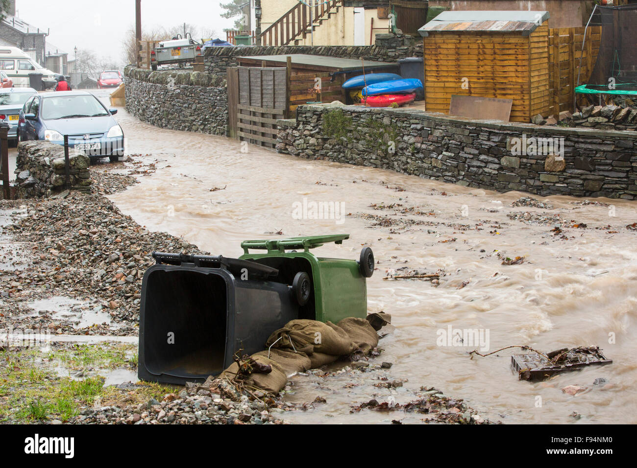 Ein Kanal überfüllt und laufen die Straße hinunter auf Blue Hill, Ambleside im Lake District auf Samstag, 5. Dezember 2015, während sintflutartige Regenfälle vom Sturm Desmond. Stockfoto