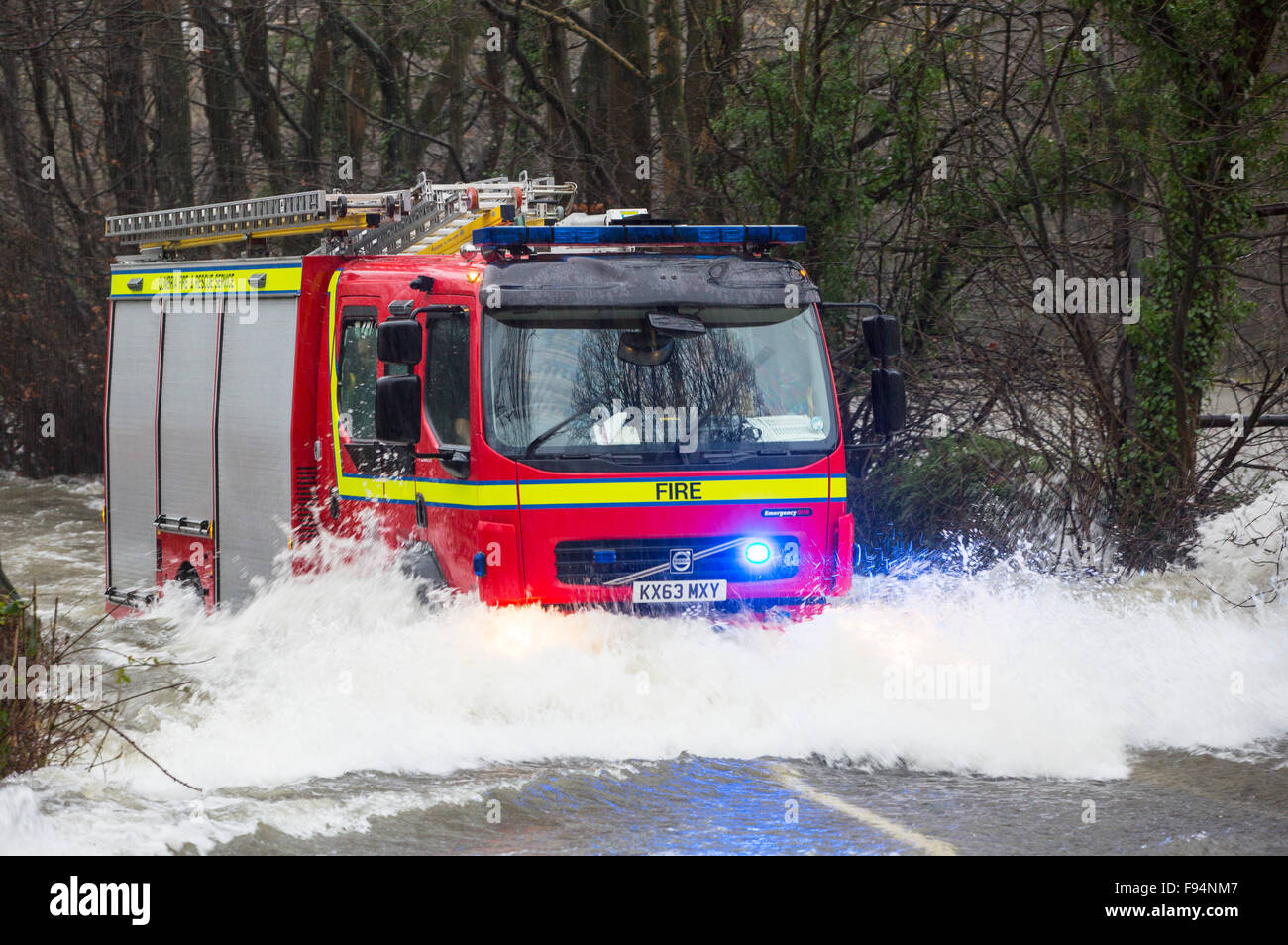 Ein Feuerwehrauto gehen durch Hochwasser auf die Ambleside, Coniston Straße an Rothay Bridge im Lake District am Samstag 5. D Stockfoto