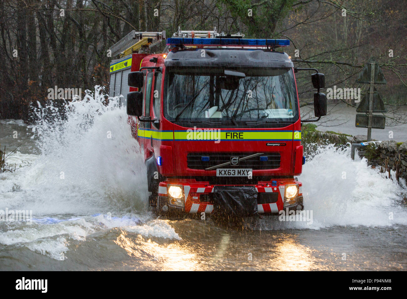 Ein Feuerwehrauto Hochwasser in Ambleside, Coniston Straße an Rothay Bridge im Lake District auf Samstag, 5. Dezember 2015, während sintflutartige Regenfälle vom Sturm Desmond durchlaufen. Stockfoto